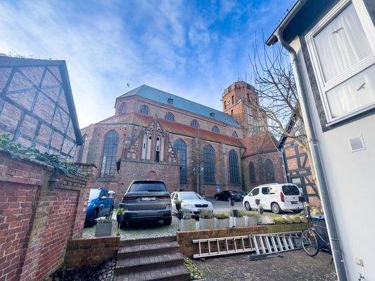 Neben der imposanten St. Petri Kirche