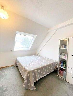 Schlafzimmer DG. - (KI generiert)