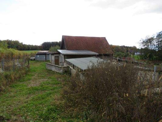 Kleintierstallungen mit Auslauf hinter der Sch