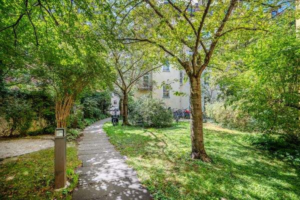 Grüner ruhiger Innenhof.