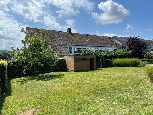 Blick in den Garten / Holzgartenhaus