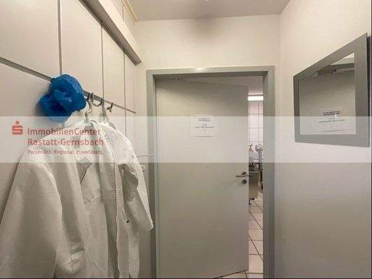 Schleuse zu Raum 8 - Konfektionierung mit Klimaanlage im UG