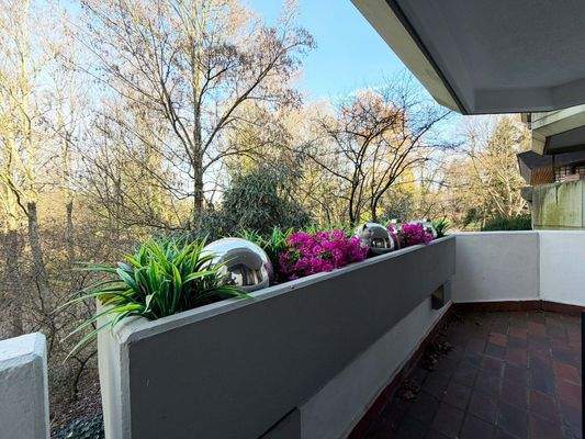 Der Balkon bietet eine geschützte Außenfläche, die sich ideal für Pflanzen und als Sitzecke nutzen lässt