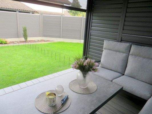 Blick vom Pavillon in den Garten