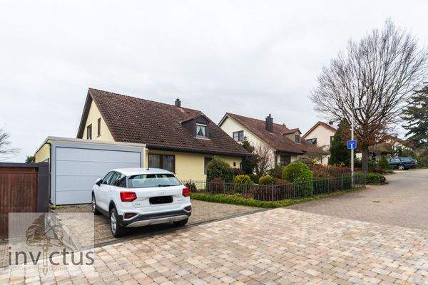 Außenansicht Garage u. 2 Außenstellplätze