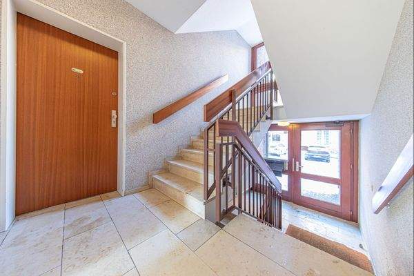 Treppenhaus und Wohnungstür