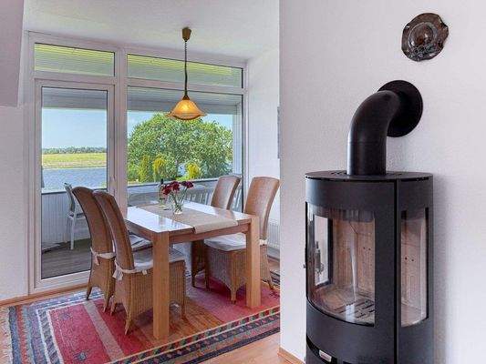 Essbereich mit Ofen und Blick auf die Schlei