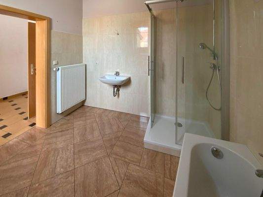 Bad mit Dusche und Wanne, WE 2 (vermietet)
