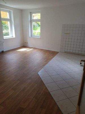 Wohnzimmer mit offener Küche