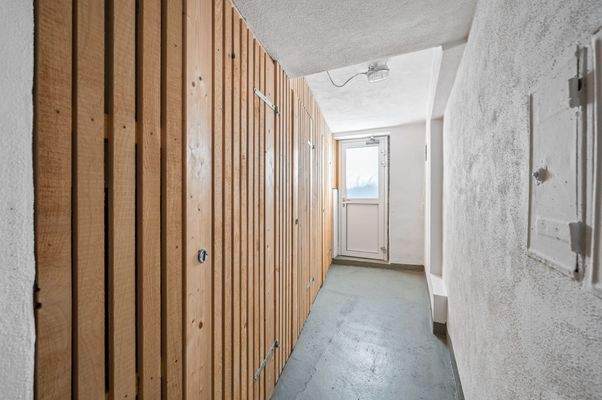 Kellerabteile und Zugang zum Hinterhof