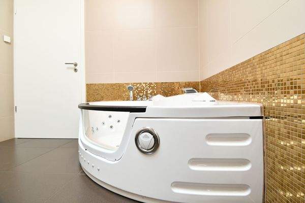 Wanne mit Whirlfunktion