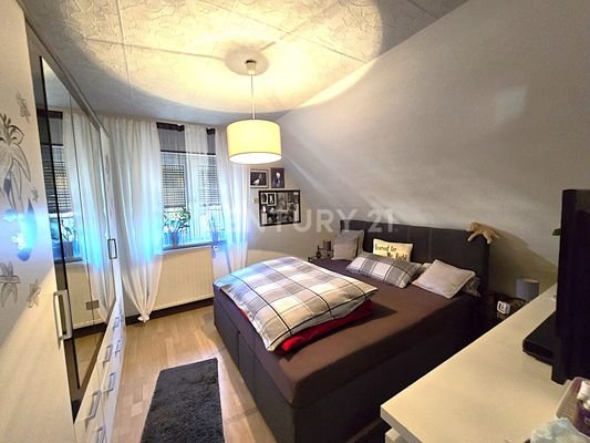 Geräumiges attraktives Eltern - Schlafzimmer im OG