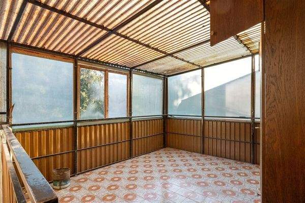 Von der Küche auf die überdachte Terrasse