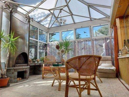 Wintergarten mit offenem Kamin