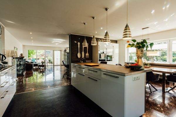 von der Küche - Wohn-, und Essbereiche