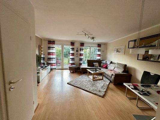 Lichtdurchflutetes Wohnzimmer