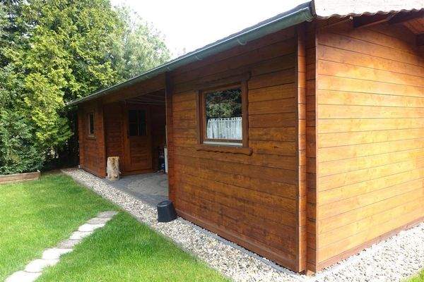 Blockhaus mit überdachten Trockenplatz
