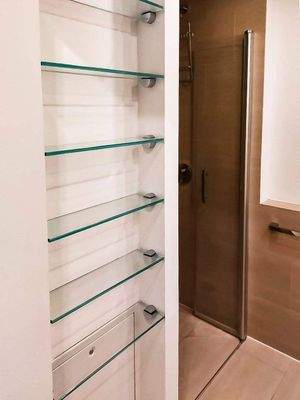 Einbauregal und Dusche
