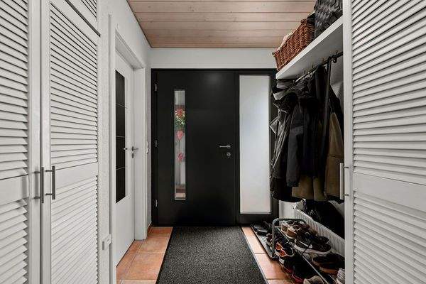 Eingangsbereich mit neuwertiger Haustüre und Einbauschränken