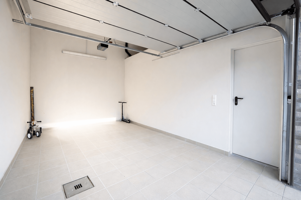 Garage mit elektrischem Tor