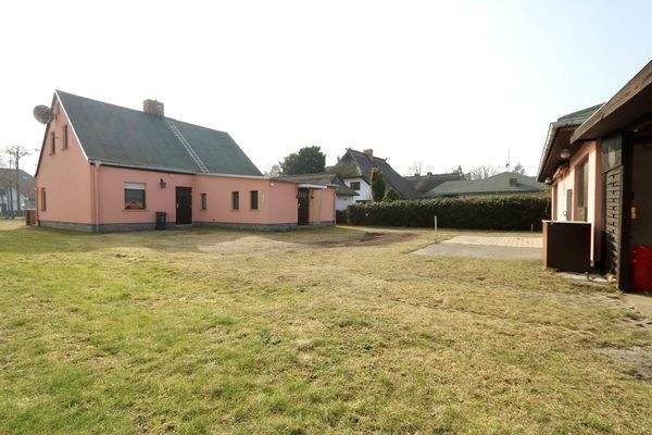 sich hinter dem Wohnhaus