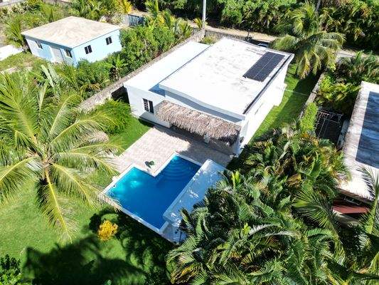 Privatsphäre dank integrierter Natursteinmauer