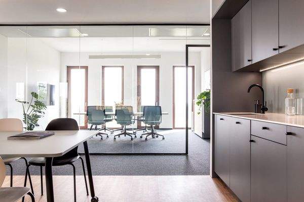 Lichtdurchfluteter Arbeitsbereich mit flexiblem Glastrennwand-Konzept - Moderne Büroeinheit mit integrierter Teeküche