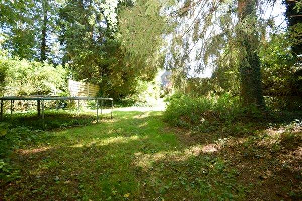 Grundstück mit Hinteransicht