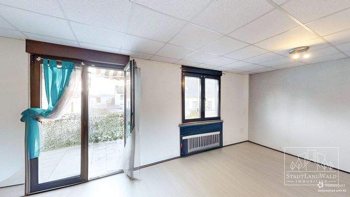 Wohnzimmer mit Übergang zum Balkon