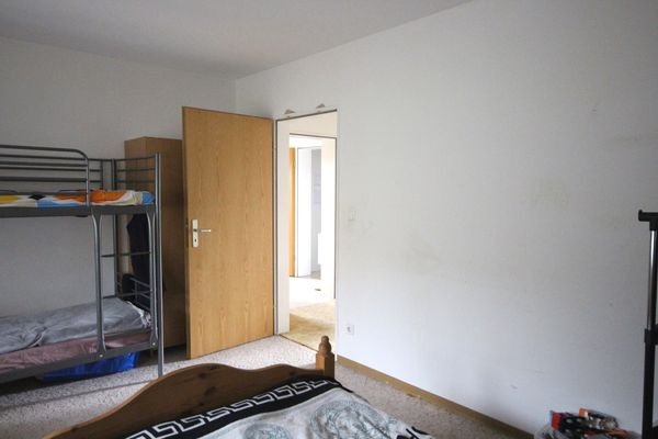 Schlafzimmer 2 mit Blick zum Flur