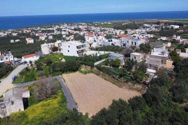 Kreta, Tavronitis: Grundstück mit hoher Bebaubarkeit in Meeresnähe zu verkaufen