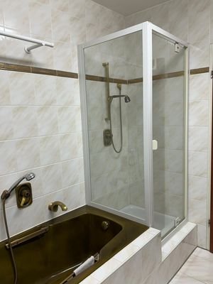 Badezimmer mit Dusche und Badewanne 1e400cb9e-2ff7-4661-b083-f5d9fc3490b5