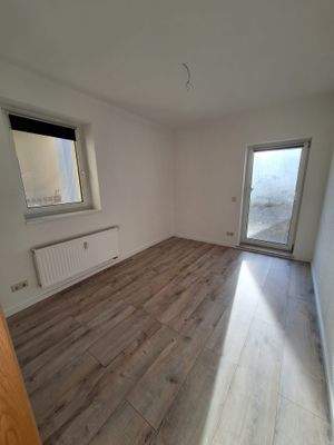 Durchgangszimmer zum Balkon
