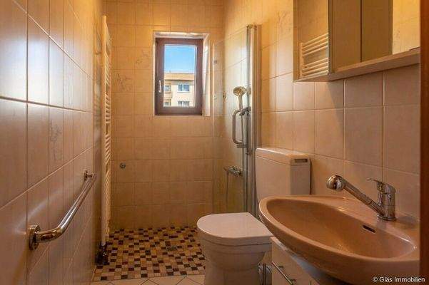 Bad mit bodengleicher Dusche im Erdgeschoss