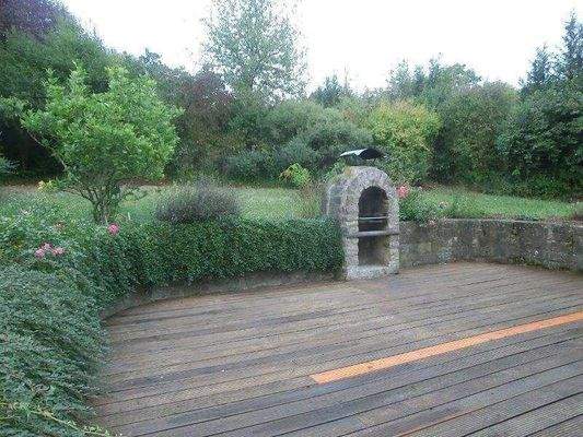 Terrasse mit Grillkamin - Haus 1 