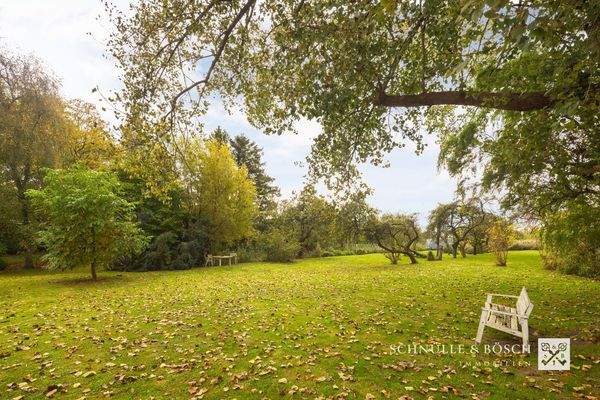 Ein großzügiges 2.200m² Grundstück gehört mit dazu