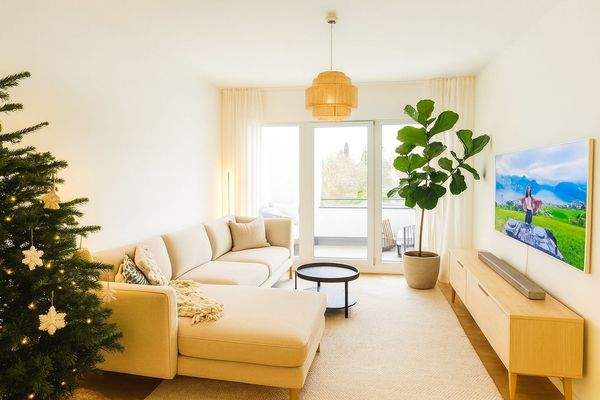 Helles Wohnzimmer mit Loggia