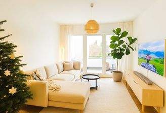 Helles Wohnzimmer mit Loggia