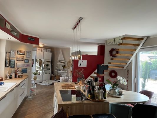Blick in die Küche und Wohnzimmer