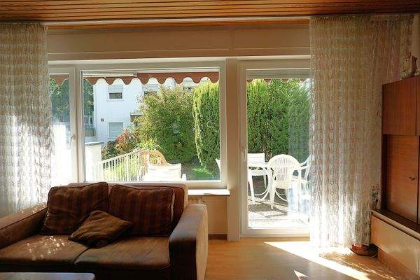 Wohnen + Essen mit Zugang zur Terrasse und zum Garten.JPG