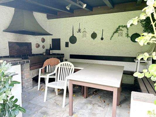 Mit wettergeschütztem Grillbereich.