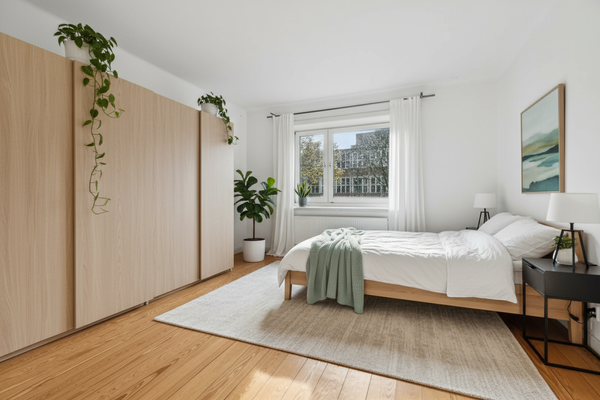 Gestaltungsidee: Schlafzimmer mit herrlicher Südsonne gegenüber dem Badezimmer (KI-generiert).