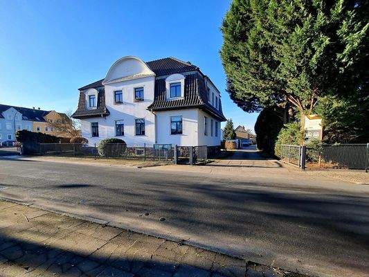 Straßenansicht und Hofeinfahrt