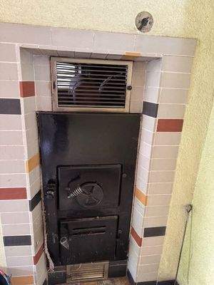 Kachelofen vom Flur aus beheizbar