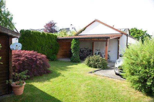 Garten mit Fahhradstellplatz