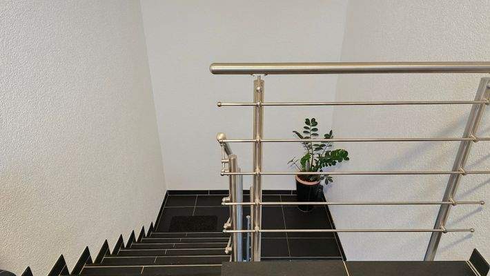 Haustreppe zur Maisonette-Wohnung im OG
