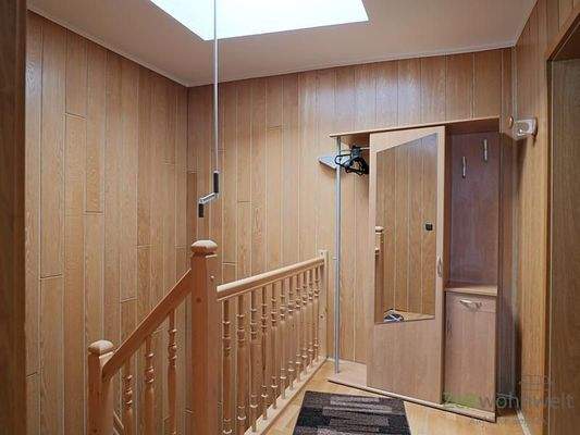 Treppenaufgang mit Flurgarderobe