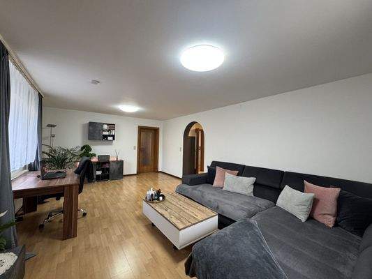 Wohnzimmer EG mit Zugang zur Küche