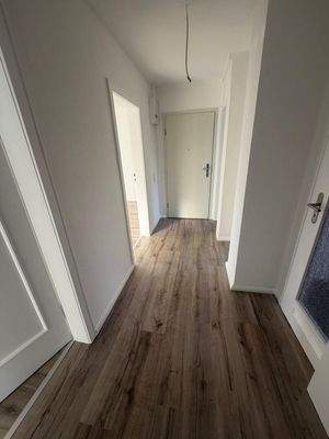 Heller Flur mit Holzboden