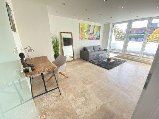 Schlafzimmer mit Zugang zum Ankleide- und Badezimm